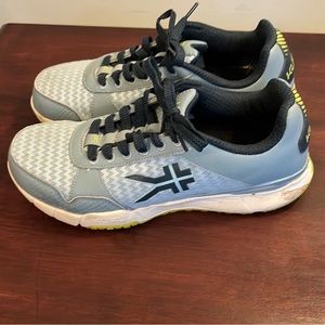 Karu women’s tennis shoes size 8 in great condition.  Light blue and dark blue